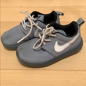 Nike Boys Roshe Run Sneakers size 9c with box